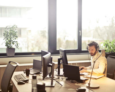 Andrea Piacquadio, https://www.pexels.com/de-de/foto/mann-mit-kopfhorern-gegenuber-computermonitor-845451/