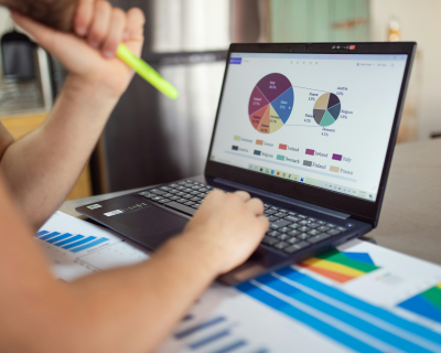 RDNE Stock project, https://www.pexels.com/de-de/foto/person-laptop-buro-schreiben-7948060/