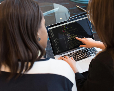 Christina Morillo, https://www.pexels.com/de-de/foto/zwei-frauen-die-den-code-am-laptop-betrachten-1181263/